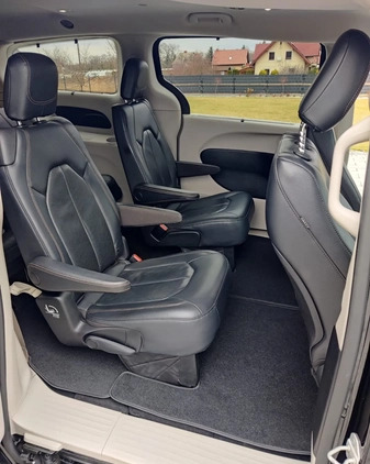 Chrysler Pacifica cena 114000 przebieg: 114000, rok produkcji 2019 z Lubin małe 172